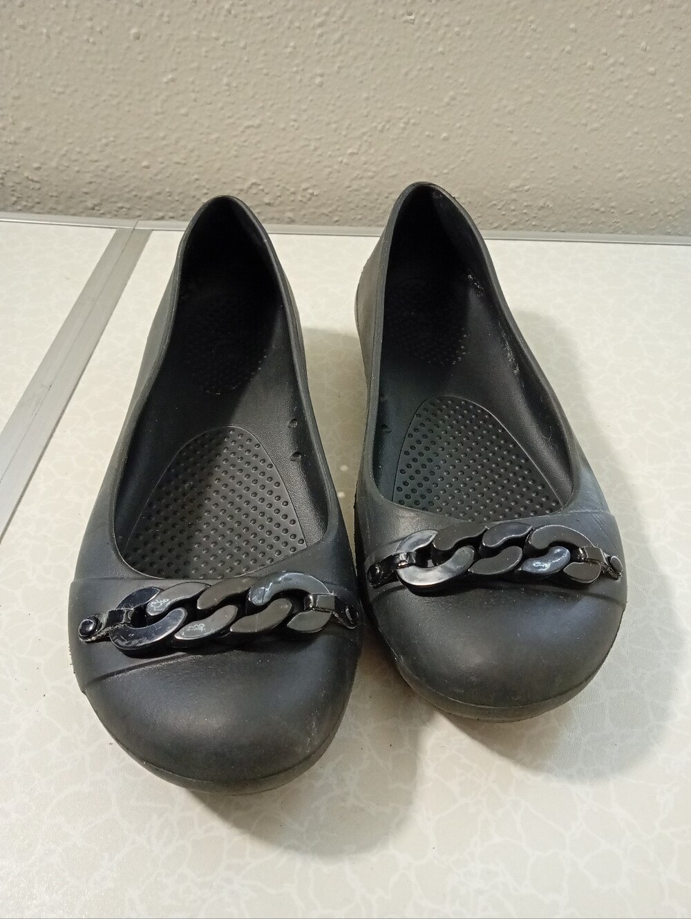 Crocs Flat Black Comfort Walking Shoes with Black Hardware sz 8 - Picture 2 of 4
